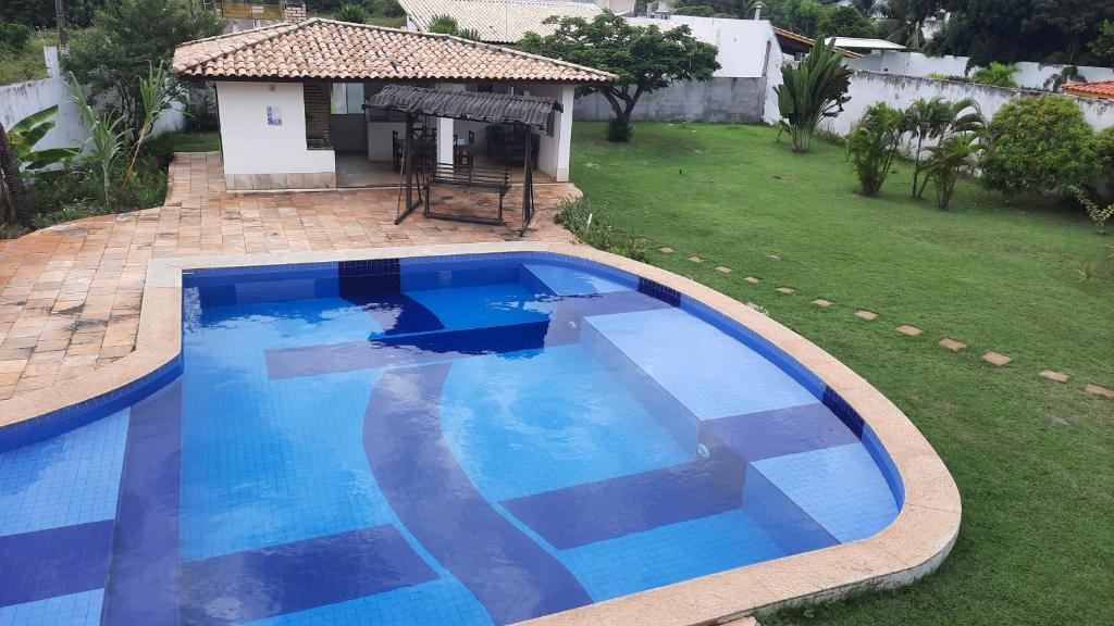 バーハ・デ・ジャクイーペにあるCASA SOL NASCENTEの庭の青い大型スイミングプール