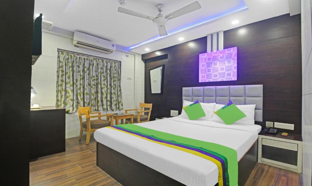1 dormitorio con 1 cama y comedor en Treebo Trend Mangalam en Calcuta
