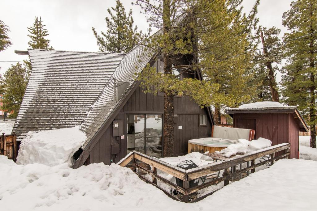 una cabaña en la nieve con nieve apilada alrededor en Arrowhead Escape en South Lake Tahoe