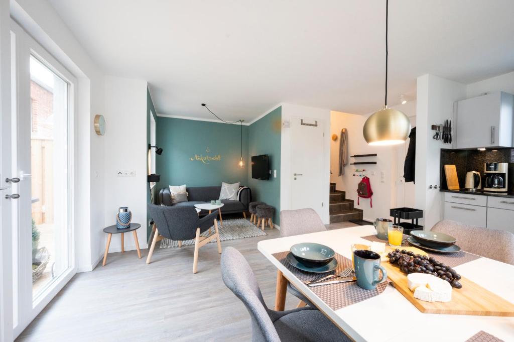 eine Küche und ein Wohnzimmer mit einem Tisch und Stühlen in der Unterkunft Willem und Konsorten - Ankerbucht in Heiligenhafen