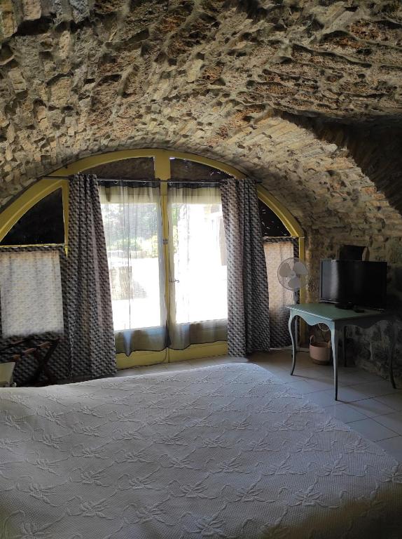 Postel nebo postele na pokoji v ubytování Logis Hôtel Restaurant Gîte La Bastide du Vébron