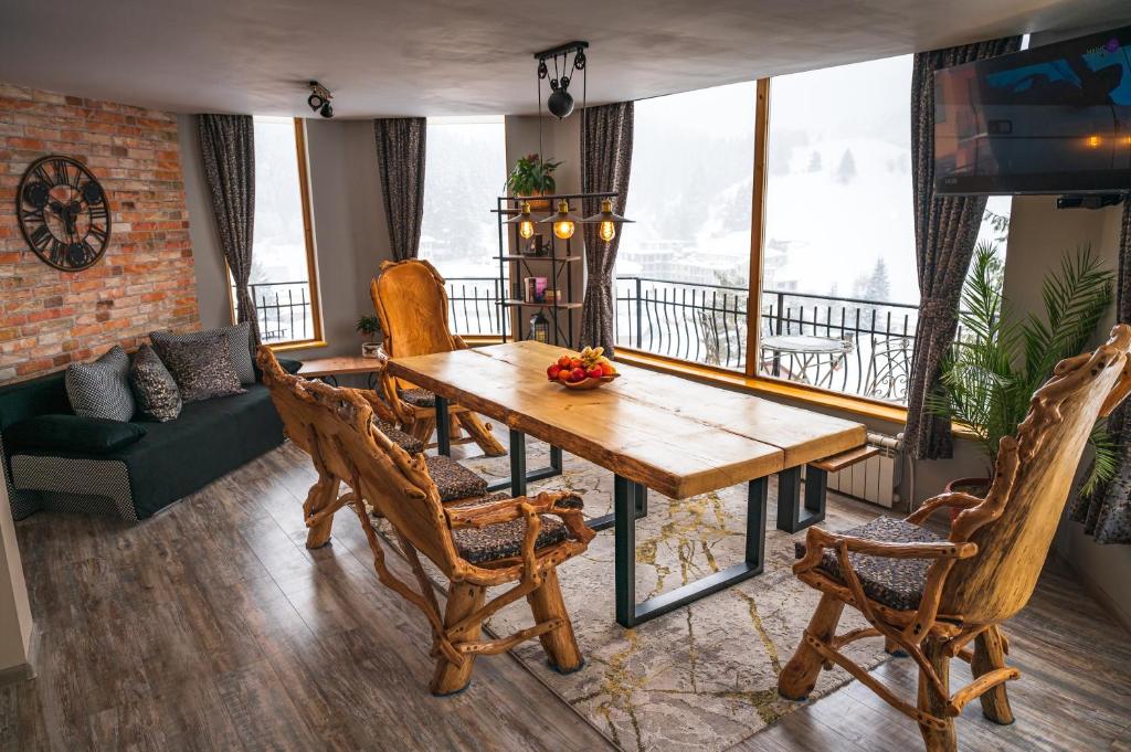 House Proctor في Stoykite: غرفة طعام مع طاولة وكراسي خشبية