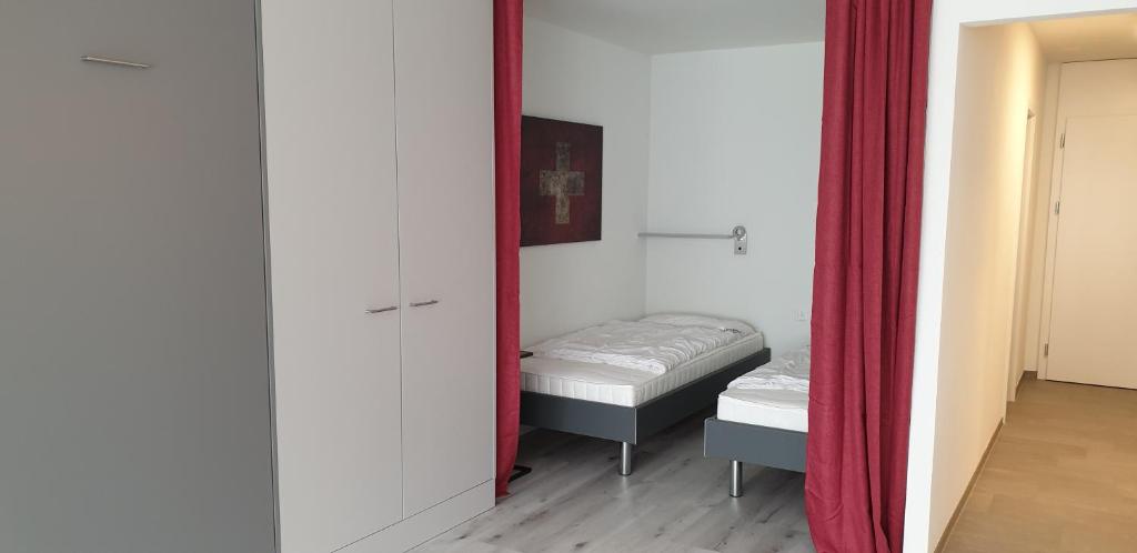 Postel nebo postele na pokoji v ubytování Ferienwohnungen Chesa Clois 24