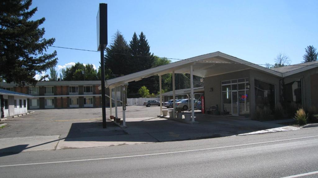 a building with a pavilion on the side of a street at Heber Inn in Heber City