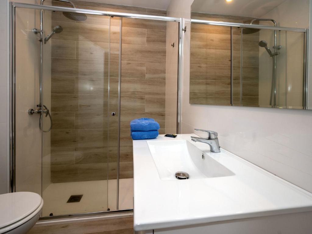 A bathroom at Apartment Blue Sea by Interhome