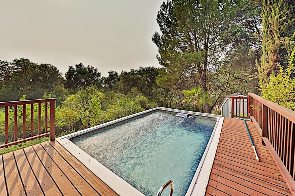 una piscina su una terrazza in legno accanto di Highland Oasis a Cloverdale