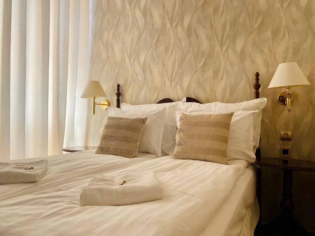 - un lit blanc avec 2 oreillers dans l'établissement OPERA16 Guestrooms, à Budapest