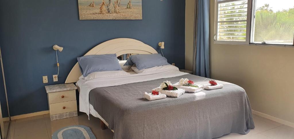 1 dormitorio con 1 cama con toallas en Club Seru Coral Ap Toekan en Santa Catharina
