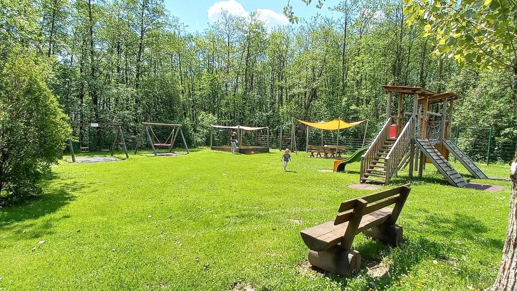 Herní místnost nebo prostor pro děti v ubytování RUTH Haus KMB Seeblickappartement am Ossiacher See mit direktem Seezugang, Hallenbad