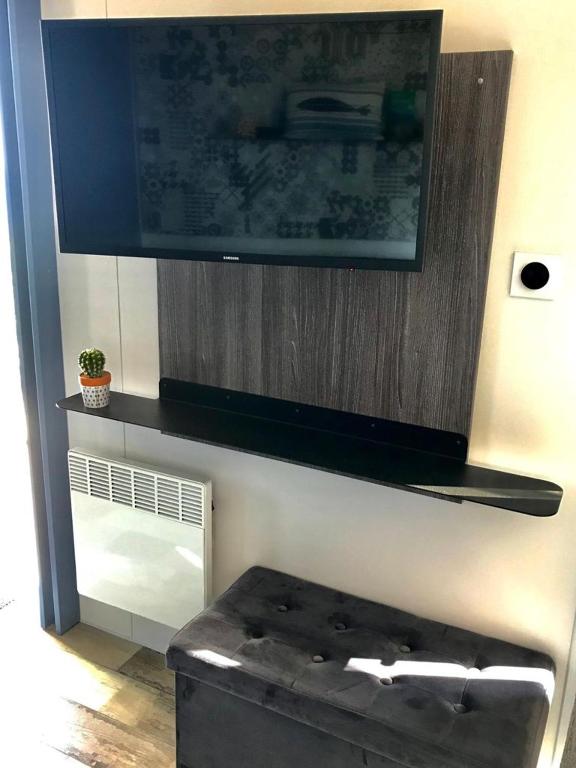 TV a/nebo společenská místnost v ubytování Mobil Home Vue sur Mer - Racine 03