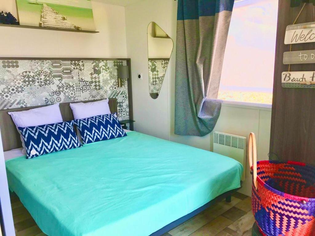 Postel nebo postele na pokoji v ubytování Mobil Home Vue sur Mer - Racine 03