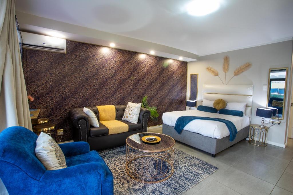 une chambre d'hôtel avec un lit et un canapé dans l'établissement Stay at The Point - Superb Studio Serenity, à Durban