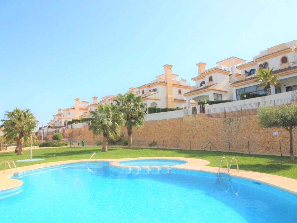 una gran piscina frente a un edificio en Holiday Home Flor de Poniente by Interhome, en Polop