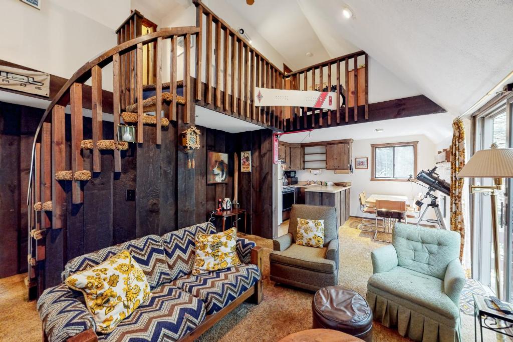 un soggiorno con divano e parete in legno di Sherwood Forest a Londonderry