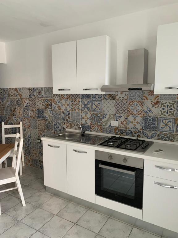 Kuchyň nebo kuchyňský kout v ubytování Residence R&B Tyrrhenum