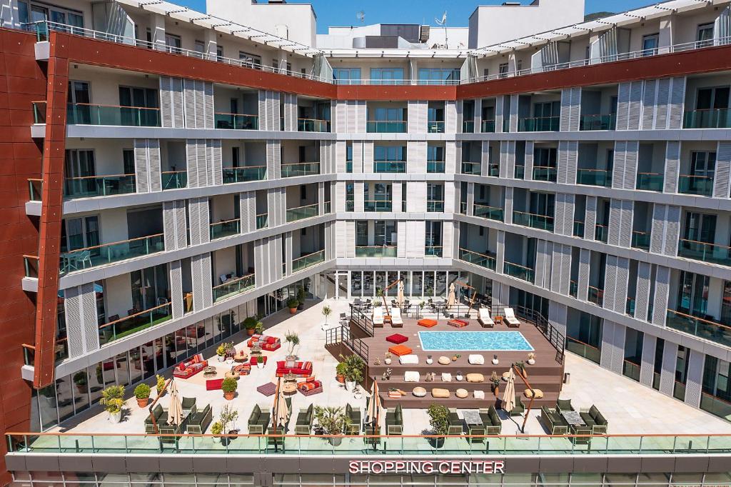 uma vista aérea de um grande edifício de apartamentos com uma piscina em Hotel TQ Plaza em Budva