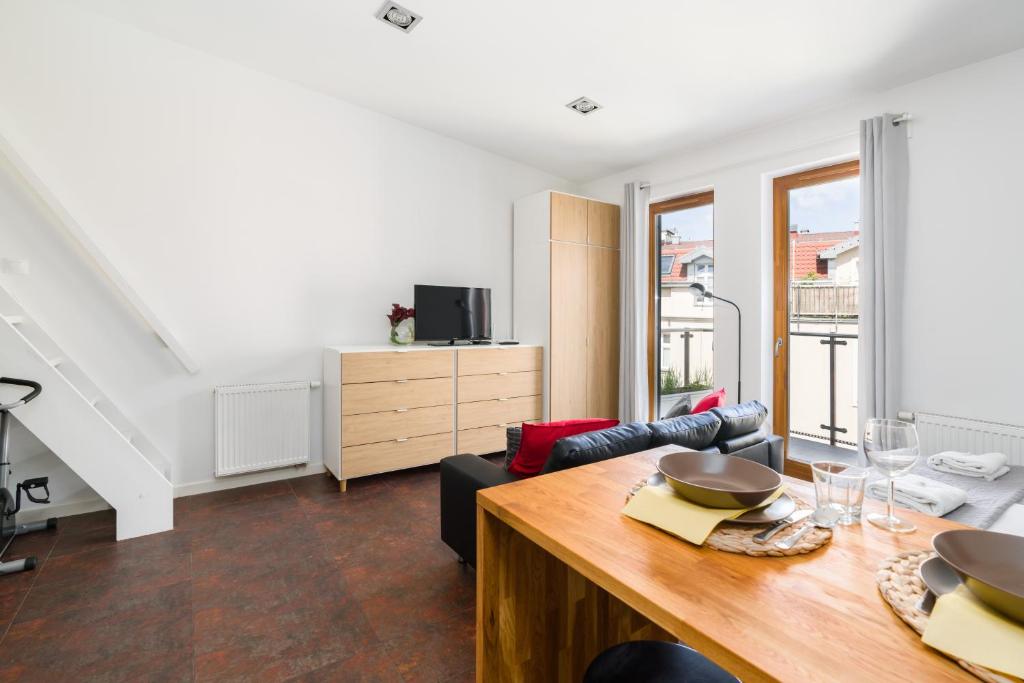 Televízia a/alebo spoločenská miestnosť v ubytovaní Apartments Nowe Chwaliszewo by Noclegi Renters