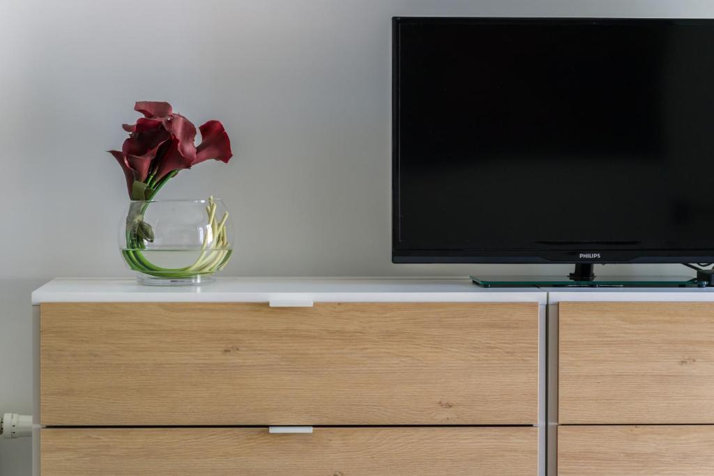 Televízia a/alebo spoločenská miestnosť v ubytovaní Apartments Nowe Chwaliszewo by Noclegi Renters