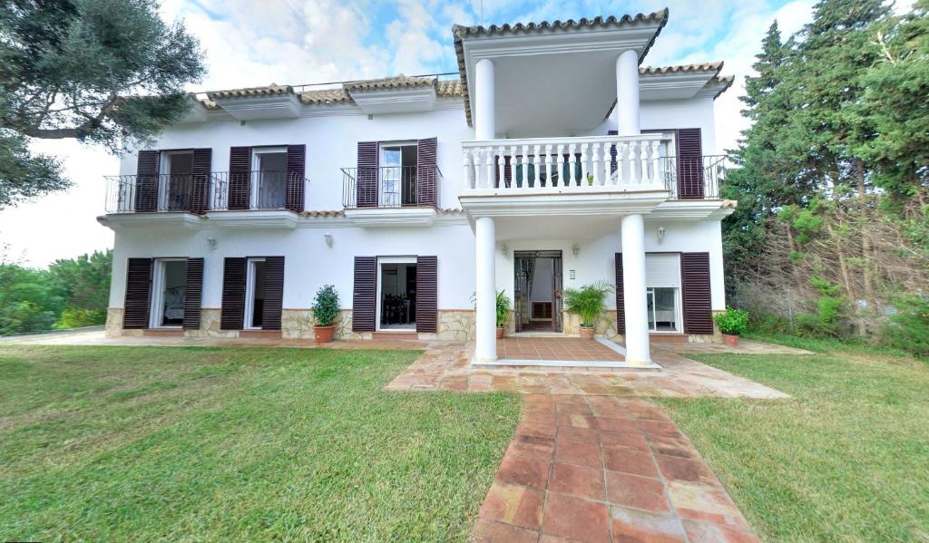 a large white house with a large yard at Apartamentos Costa Trafalgar in Zahora