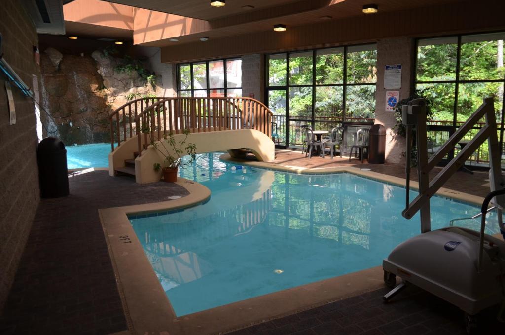 a large swimming pool with a slide in a building at Zoders Inn and Suites in Gatlinburg