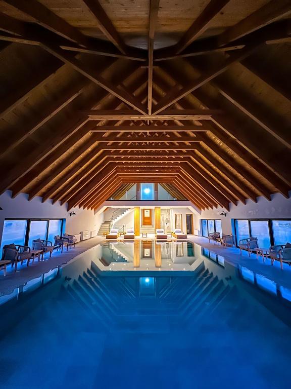 Sundlaugin á Hotel Kulla e Bajraktarit eða í nágrenninu