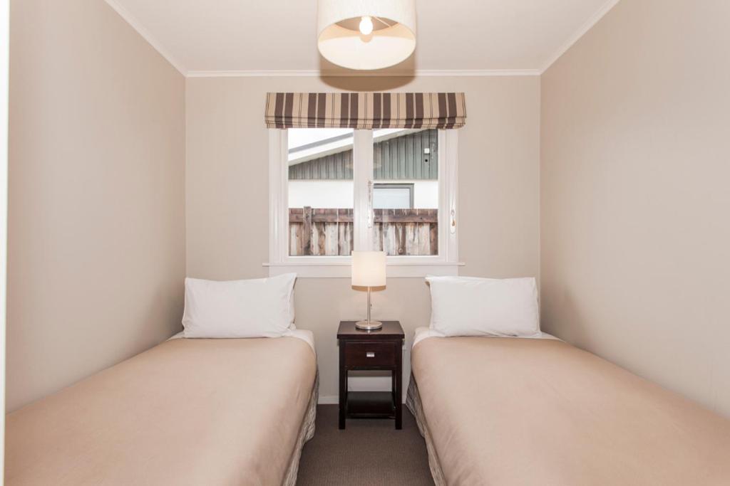Postel nebo postele na pokoji v ubytování Wanaka View Motel