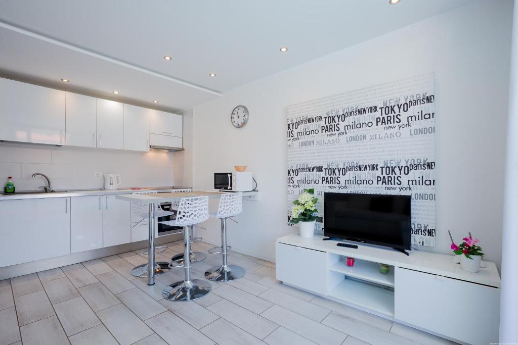 Kuchyň nebo kuchyňský kout v ubytování Beautiful apartment Playa Honda in the heart of Las Americas