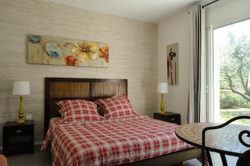 A bed or beds in a room at Gîtes en B&B Le Clos de la Cerise