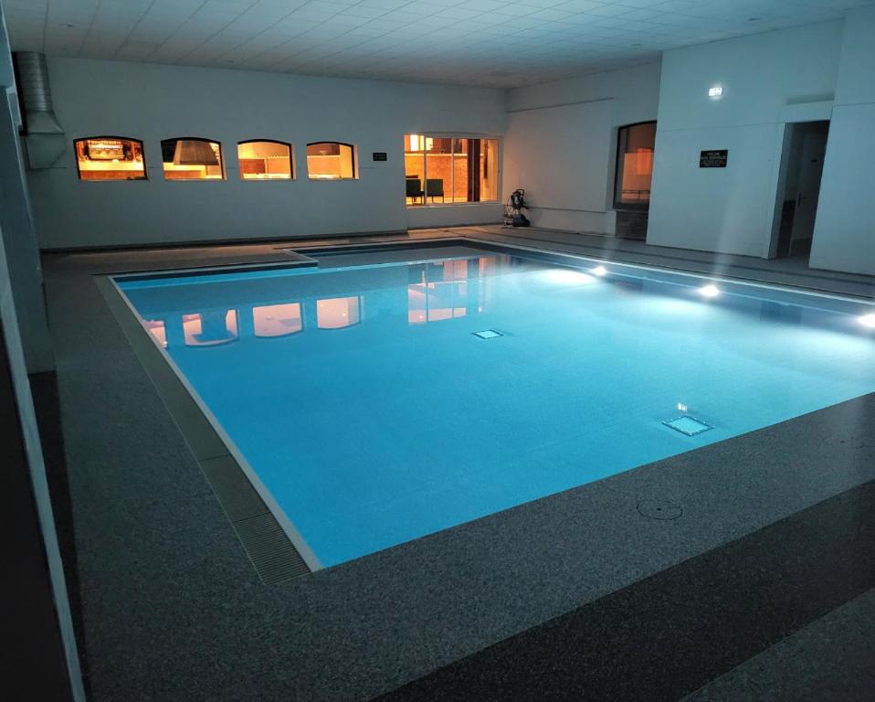 Bazén v ubytování Hôtel Causse Comtal Rodez, The Originals Relais nebo v jeho okolí
