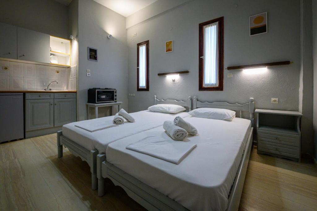 Postel nebo postele na pokoji v ubytování George Apartments Stoupa