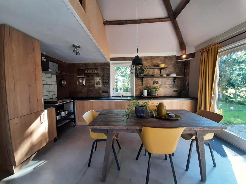 Kuchyň nebo kuchyňský kout v ubytování Appartement Voorhuis en chalet Klein Waterland