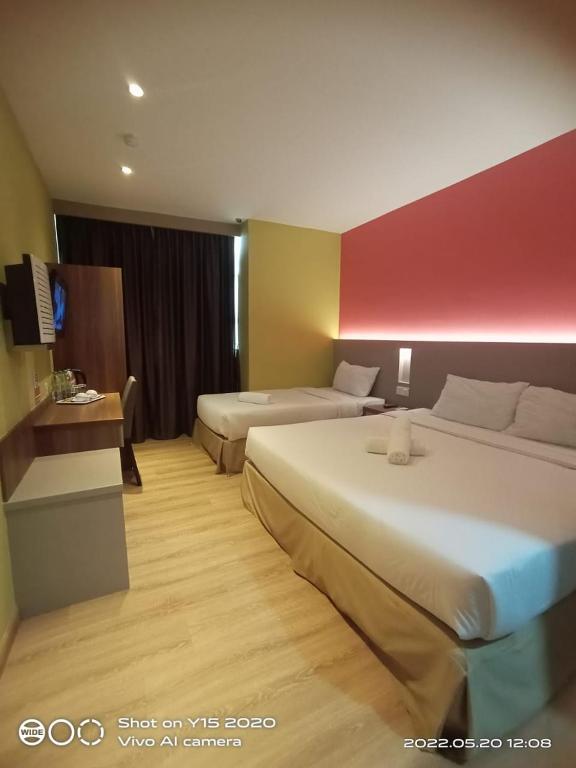 Postel nebo postele na pokoji v ubytování YEE HOTEL Permas Jaya