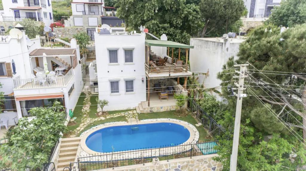 una vista aérea de una casa con piscina en Summer Private Villa with Garden and Private Pool, Within Walking Distance to the Sea in Bodrum Gumusluk, en Bodrum City