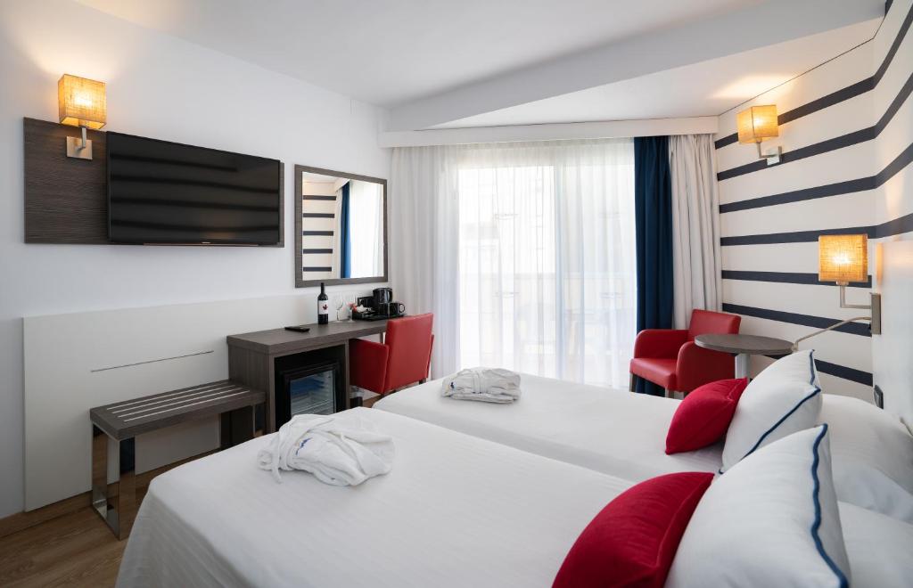 Кровать или кровати в номере Medplaya Hotel Riudor - Adults Recommended