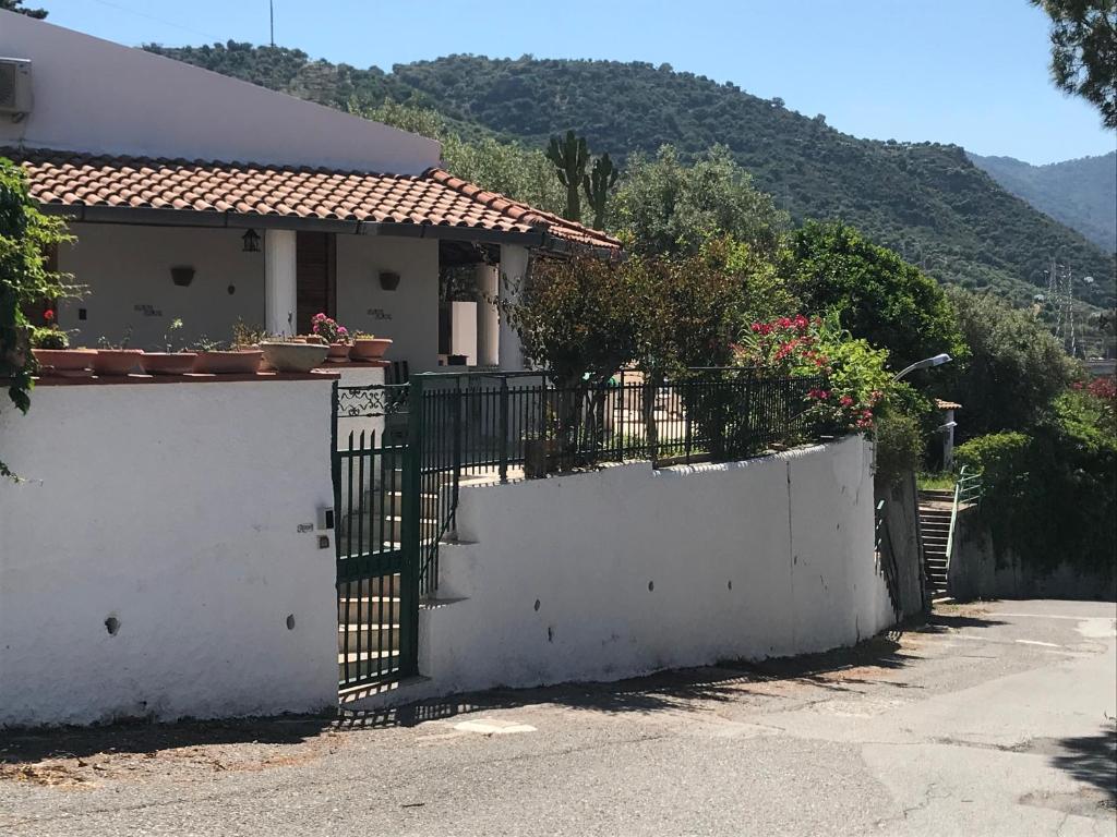 una cerca blanca frente a una casa en Villetta Romeo Casavacanze, en Falcone