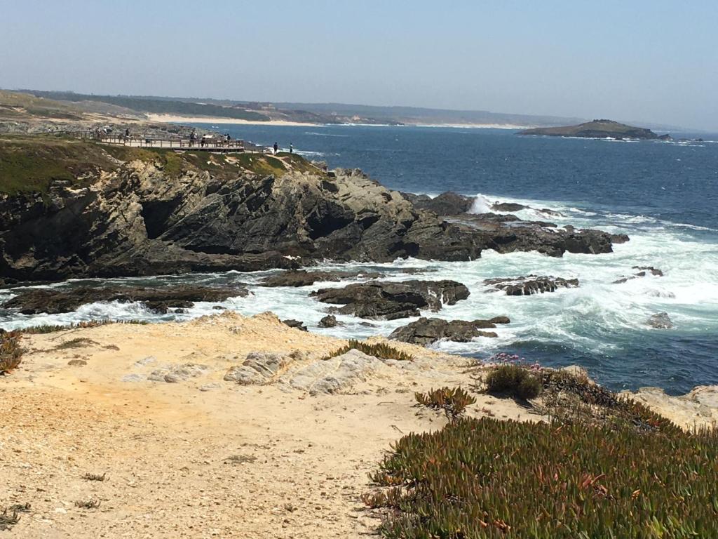 einen felsigen Strand mit Meerblick in der Unterkunft Stay Porto Côvo in Porto Covo