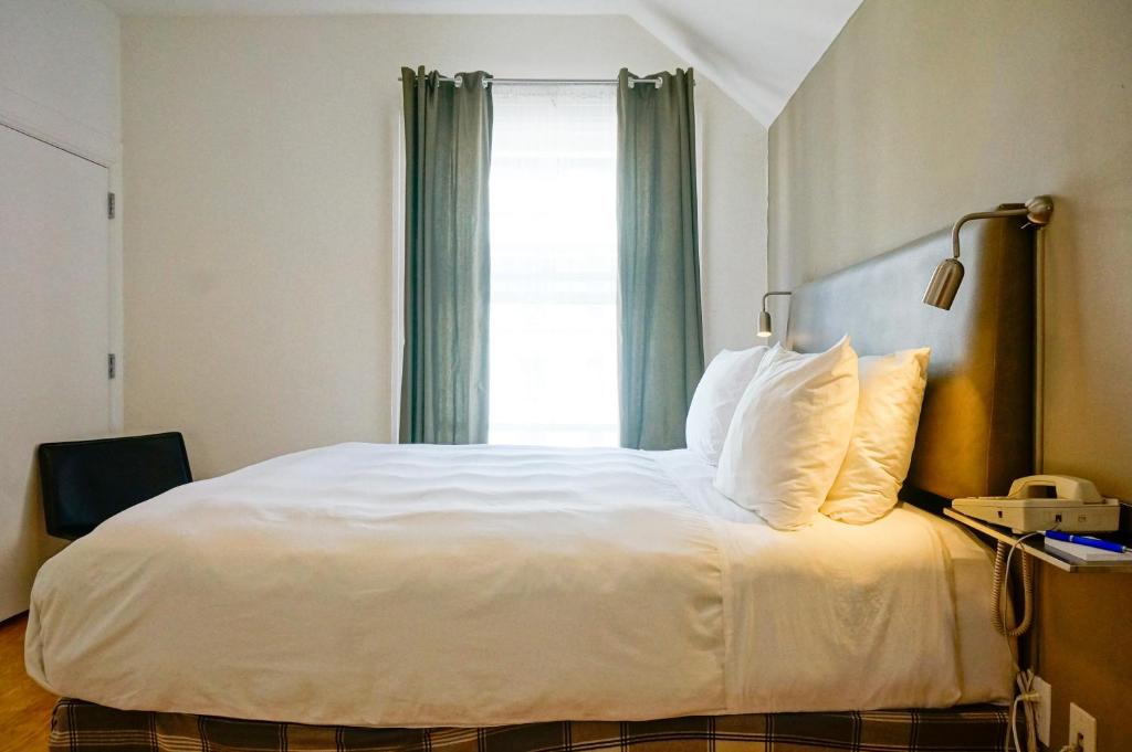 Postel nebo postele na pokoji v ubytování Herbert Hotel