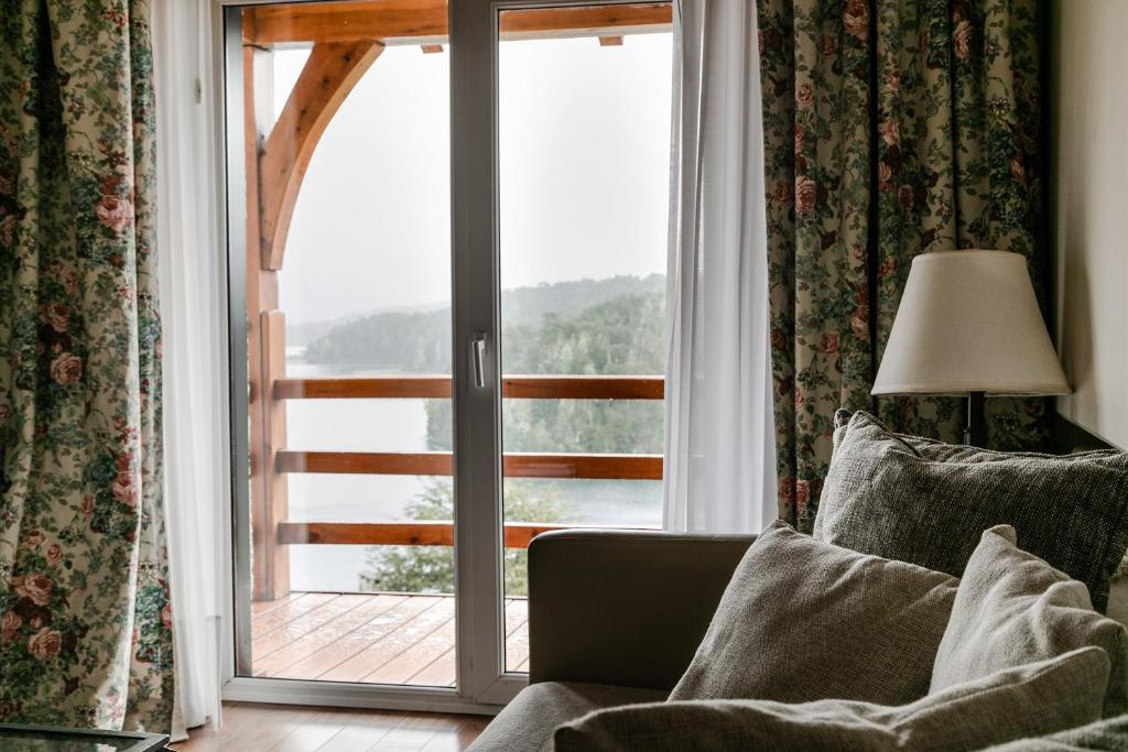 Uma área de estar em Llao Llao Resort, Golf-Spa