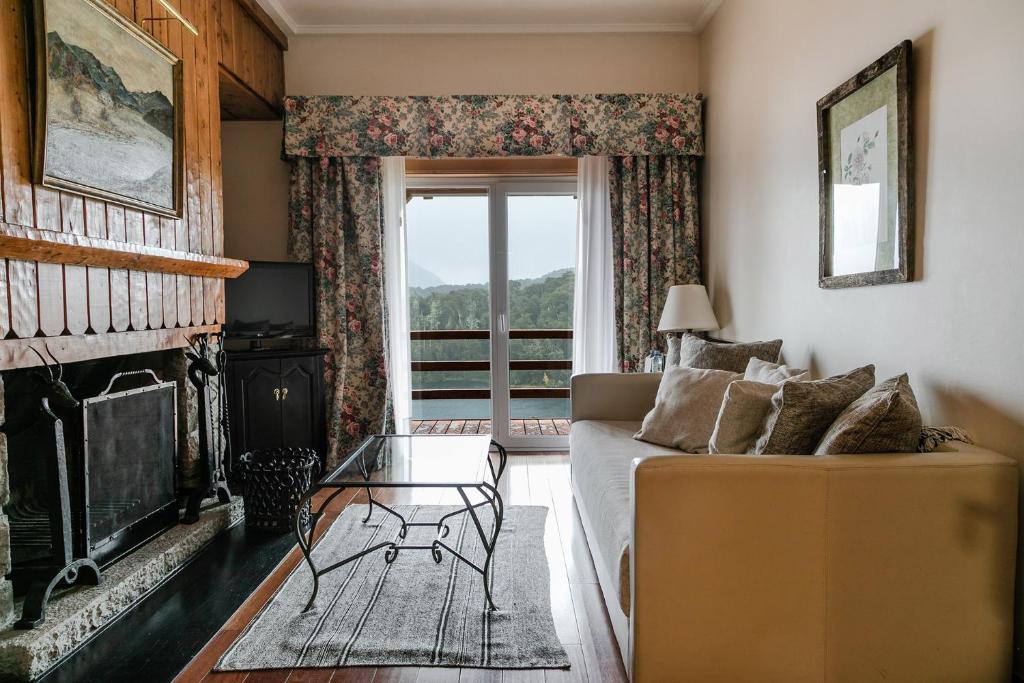 Uma área de estar em Llao Llao Resort, Golf-Spa