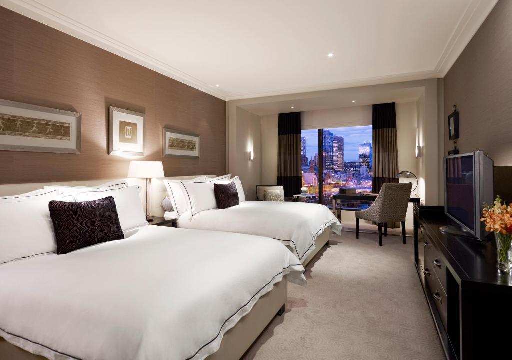 Postel nebo postele na pokoji v ubytování Crown Towers Melbourne