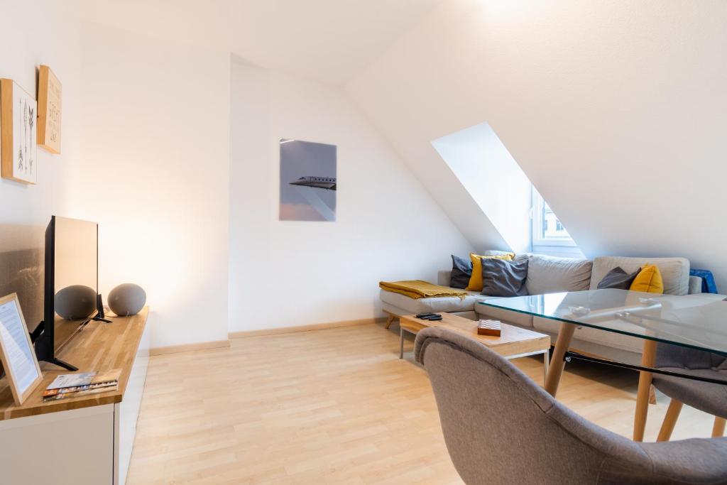 ein Wohnzimmer mit einem Tisch und einem Sofa in der Unterkunft Home by Doni - ruhig I zentral I Küche & 2 Schlafzimmer in Wiesbaden