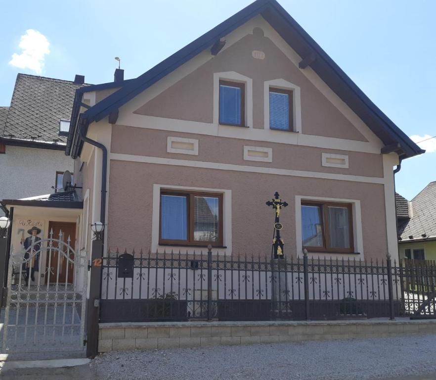 une maison avec un portail et une clôture dans l'établissement Chalupa u Rádlů, à Domažlice