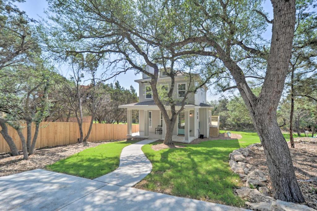 Κήπος έξω από το Canyon Lake Home with Deck about 1 Mi to Comal Park