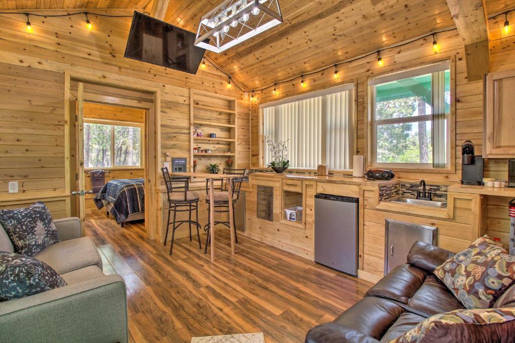 Cabaña de madera con sala de estar y cocina. en Grill, Fire Pit Pet-Friendly Lakeside Cottage!, en Lake of the Woods