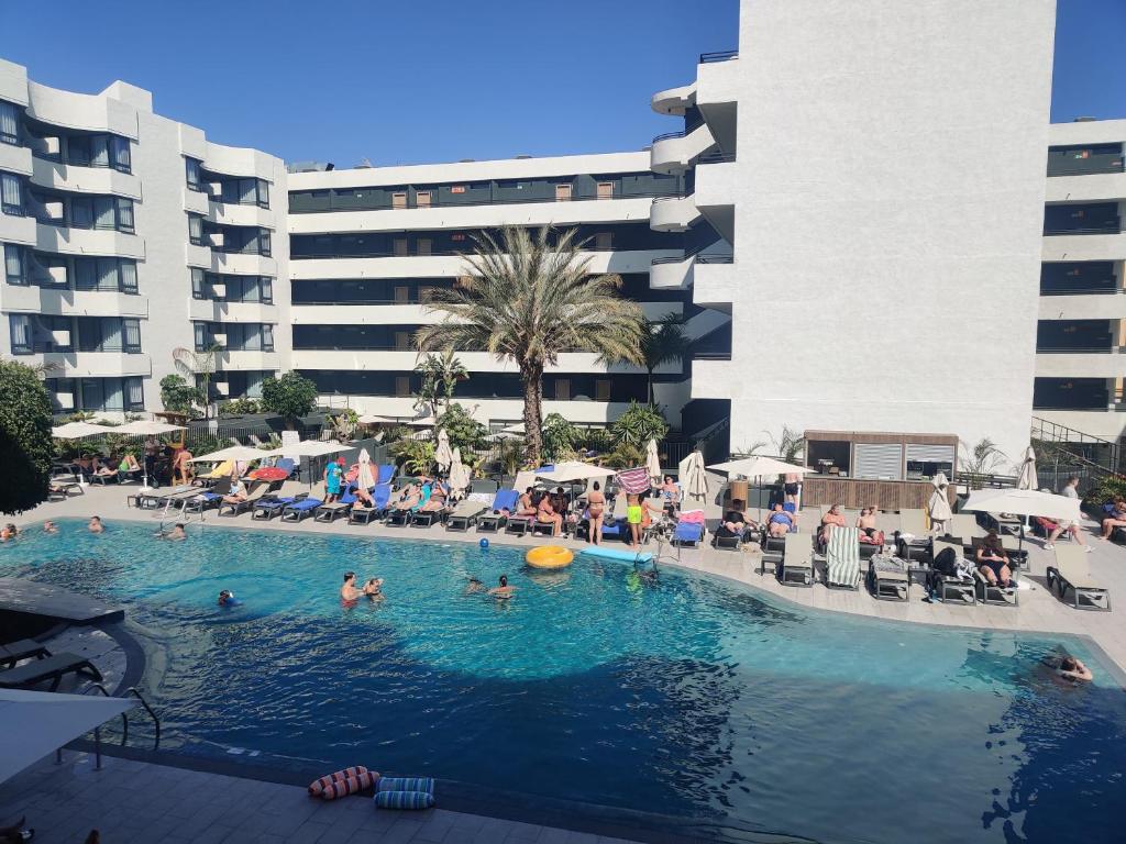 una gran piscina con gente en un hotel en Luxury Apartment with pool view, en Adeje
