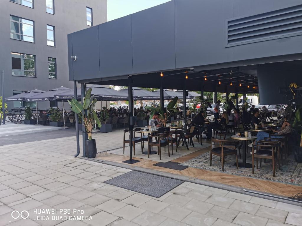 Restaurace v ubytování CITY CENTER PEARL #new#free reserved parking in garage elevator direct access#business and pleasure#city view&balcony&sunny&cafes&markets&tram#city center#working room#2 toliets#2 bedrooms