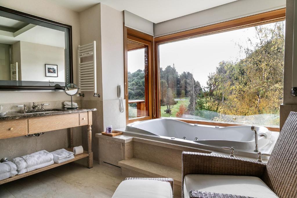 Um banheiro em Llao Llao Resort, Golf-Spa