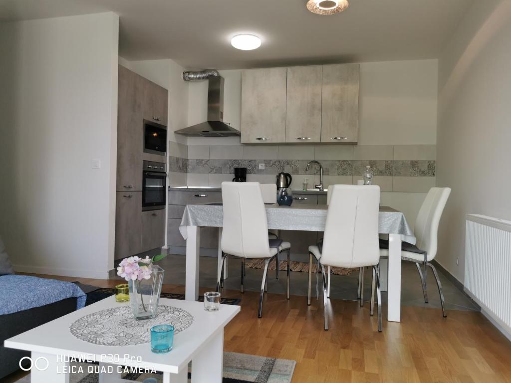 Kuchyň nebo kuchyňský kout v ubytování CITY CENTER PEARL #new#free reserved parking in garage elevator direct access#business and pleasure#city view&balcony&sunny&cafes&markets&tram#city center#working room#2 toliets#2 bedrooms