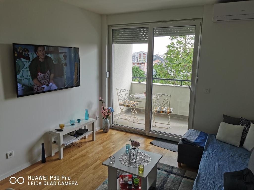 TV a/nebo společenská místnost v ubytování CITY CENTER PEARL #new#free reserved parking in garage elevator direct access#business and pleasure#city view&balcony&sunny&cafes&markets&tram#city center#working room#2 toliets#2 bedrooms