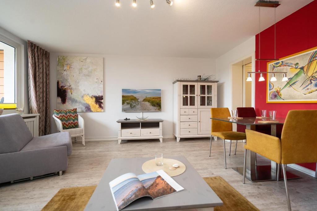 ein Wohnzimmer mit einem Sofa und einem Tisch in der Unterkunft Seepferdchen in Westerland